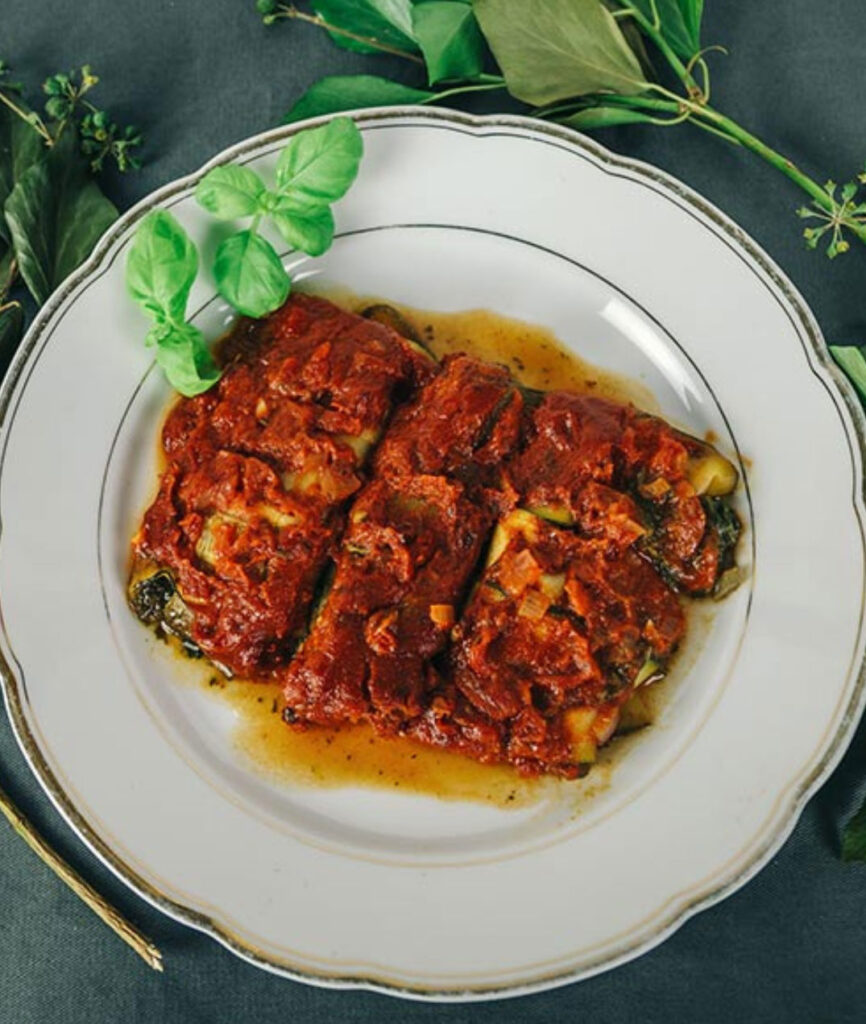 Vegane Cannelloni from Zucchini with spinach and tomato sauce
