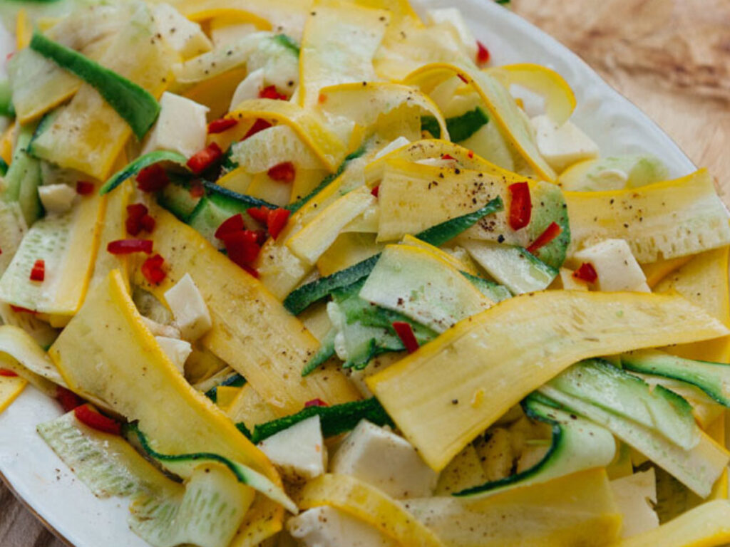 Yellow and green zucchinistrie, Mozzarella and Chili