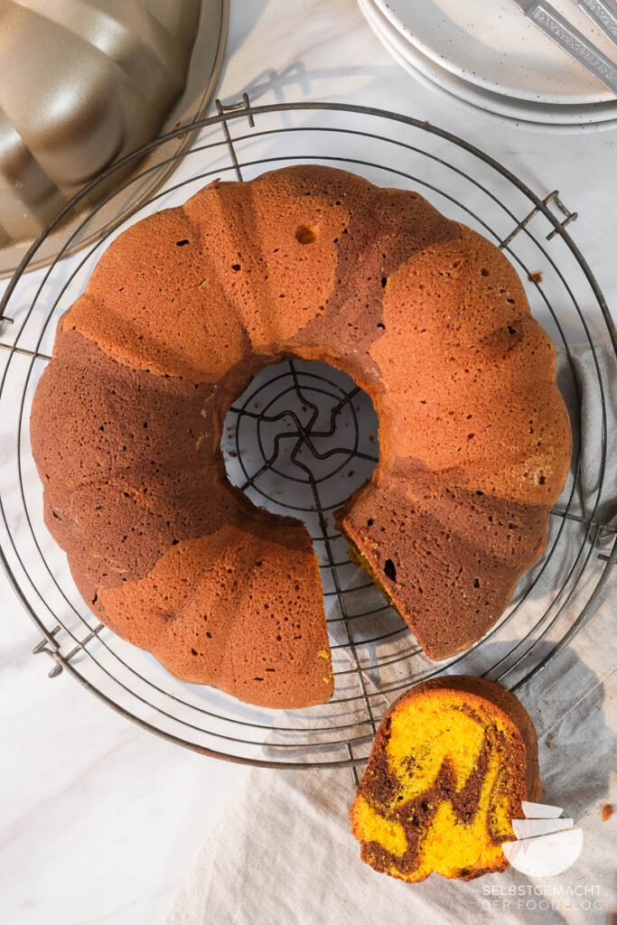 Marble cake with pumpkin: juicy and easy