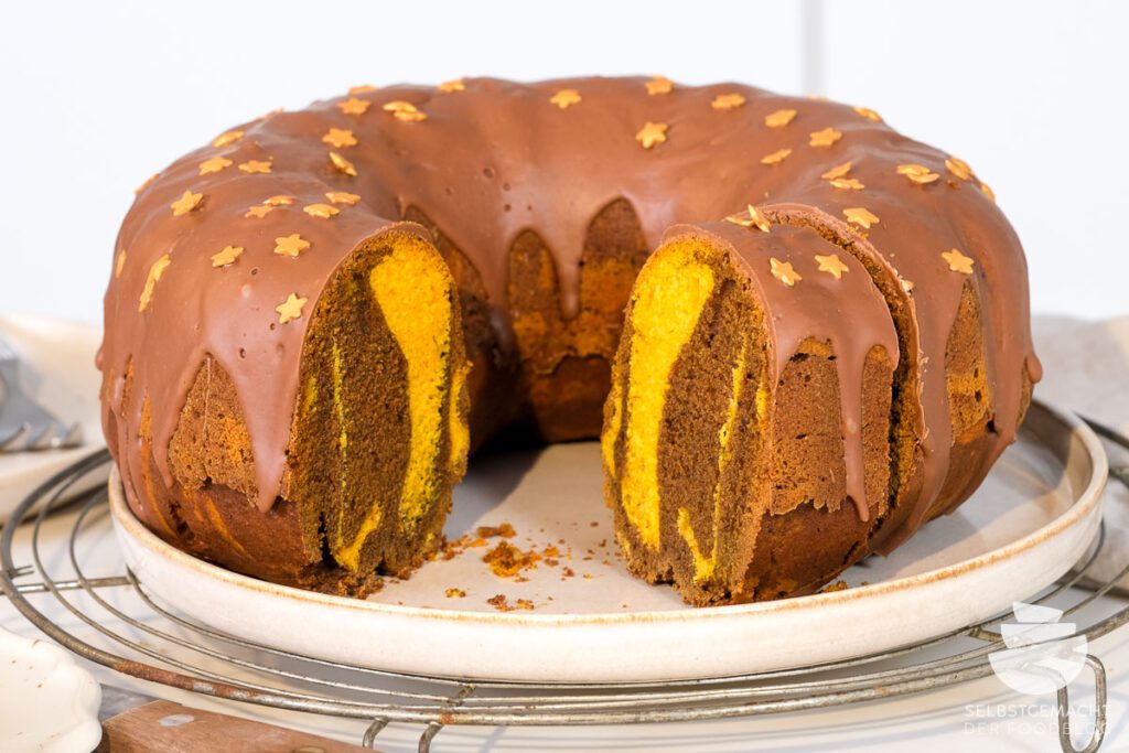 Marble cake with pumpkin: juicy and easy