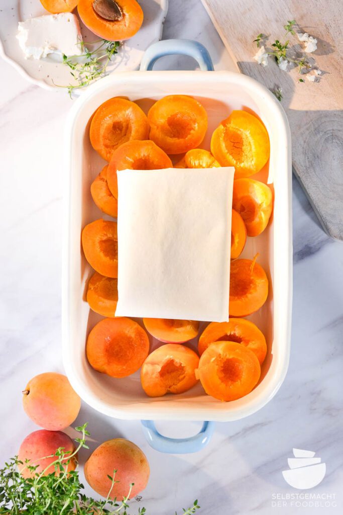 Baked apricots with Greek cheese as a summer starter - Homemade